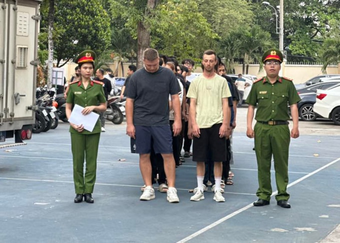 Toàn bộ 28 người bị bắt, có cả nước ngoài đều dương tính với ma túy. Ảnh: Công an TP HCM