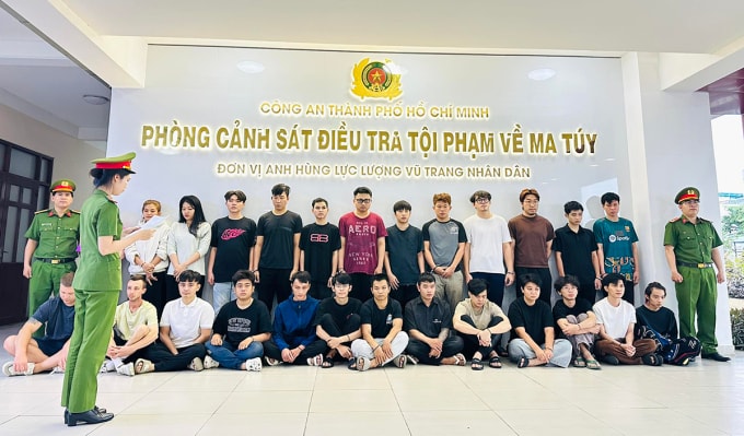 Những nghi can tham gia đường dây bị bắt. Ảnh: Công an TP HCM