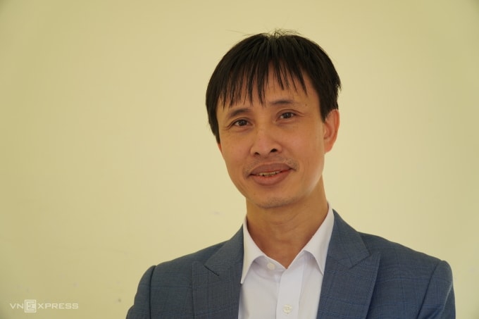 Thầy Nguyễn Bá Tư nói, ấn tượng với thành tích học trò Duy Khánh vừa đạt được. Ảnh: Lê Hoàng