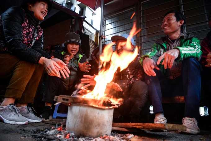 Người Hà Nội đốt sưởi chống rét. Ảnh: Giang Huy