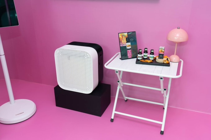 Máy lọc không khí Air Creator AD có khả năng khuếch tán tinh dầu. Ảnh: Huy Đức