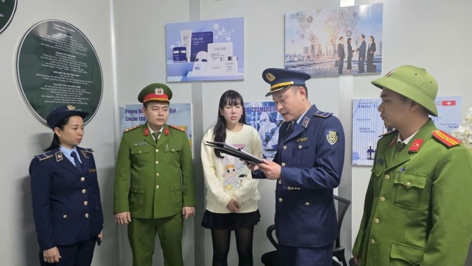 Vũ Thị Thu Hà làm việc với cơ quan chức năng tại xưởng sản xuất của mình. Ảnh Công an cung cấp.