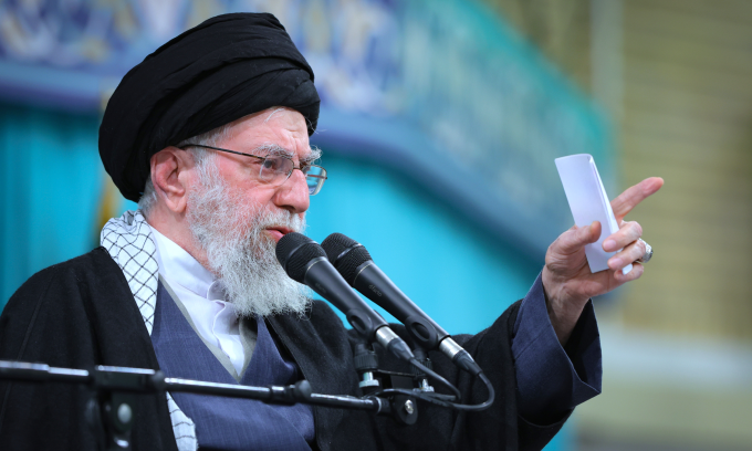 Lãnh tụ Iran Ali Khamenei phát biểu tại Tehran hôm 17/1. Ảnh: AP