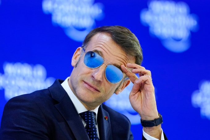 Tổng thống Macron đeo kính râm kiểu phi công khi phát biểu tại WEF ở Davos, Thụy Sĩ, ngày 20/1. Ảnh: AP