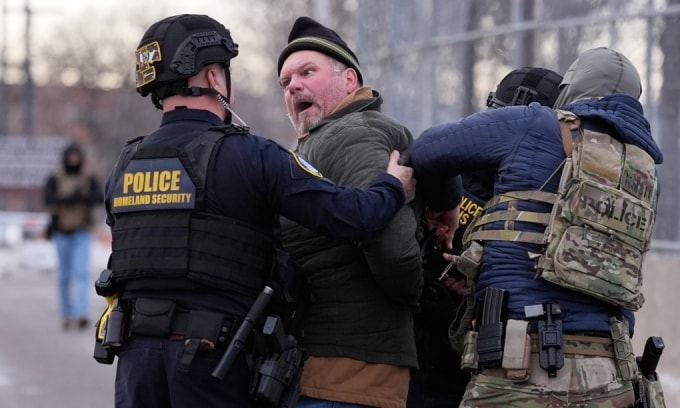 Lực lượng hành pháp bắt một người đàn ông trong cuộc biểu tình tại Minneapolis, Minnesota hôm 17/1. Ảnh: AP