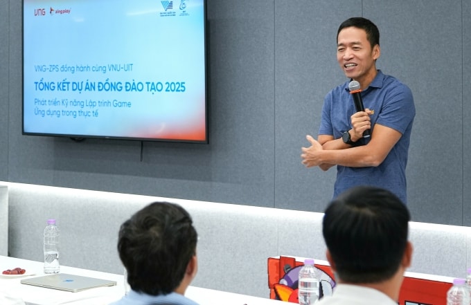 Ông Lê Hồng Minh chia sẻ về sản phẩm do sinh viên phát triển. Ảnh: Diễm Phạm