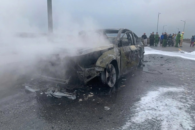 Ôtô 5 chỗ bị thiêu rụi sau vụ cháy. Ảnh: Hùng Lê