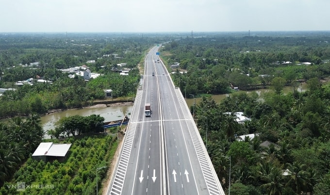 Xe chạy trên cao tốc Cần Thơ - Cà Mau, thuộc phường Hưng Phú, TP Cần Thơ, gần nút giao IC2 (điểm đầu cao tốc Cần Thơ - Cà Mau). Ảnh: An Bình
