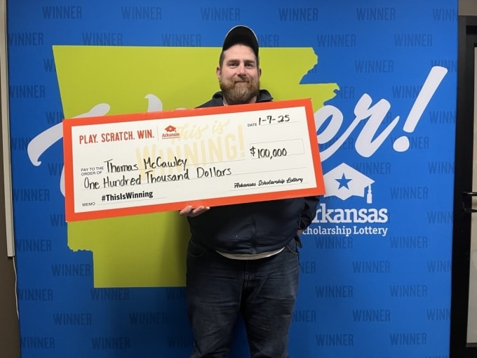 Thomas McCawley nhận giải thưởng xổ số 100.000 USD ngày 1/7/2025 theo công bố ngày 20/1 của ban tổ chức. Ảnh: Xổ số Học bổng Arkansas