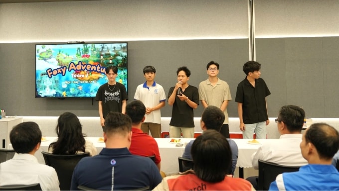 Nhóm sinh viên trường Đại học Công nghệ Thông tin trình bày đồ án môn học tại doanh nghiệp, chiều 21/10. Ảnh: UIT