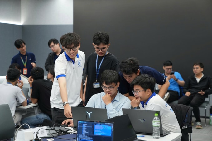 Sinh viên được học và thực hành theo từng nhóm với người hướng dẫn từ doanh nghiệp. Ảnh: UIT