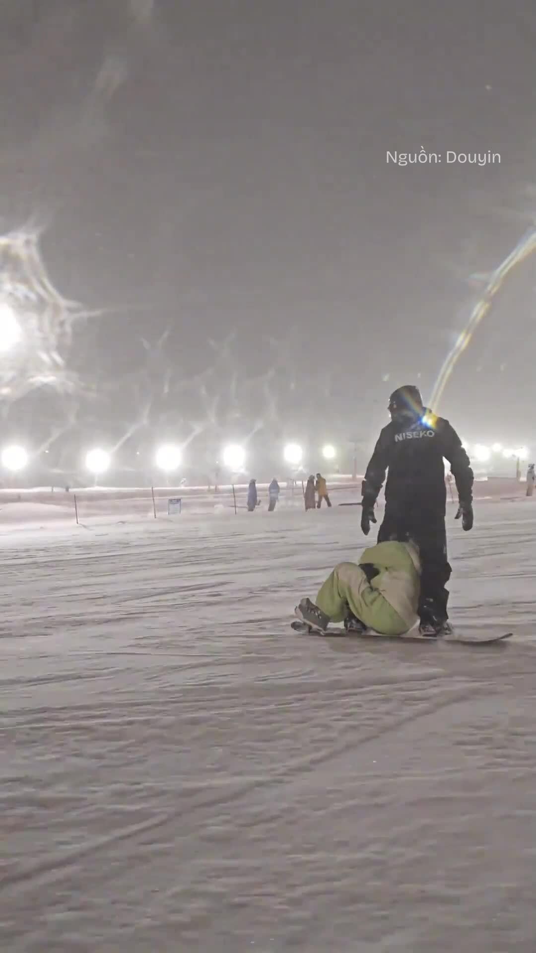 Khách Việt kể chuyện thuê trai đẹp bế trượt tuyết ở Cáp Nhĩ Tân