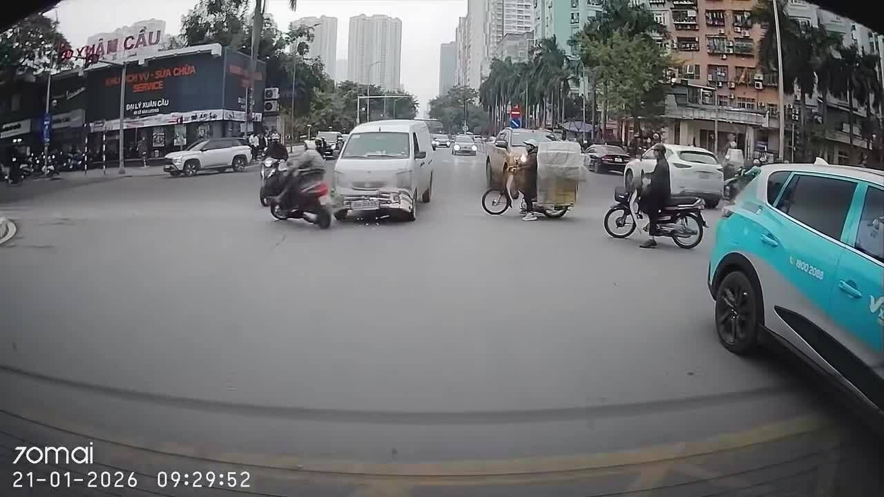 Cắt ngang đầu ôtô, người đi xe máy bị đâm bay