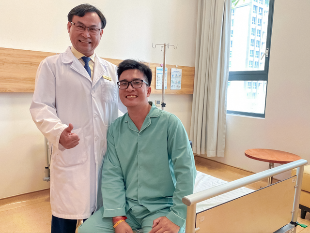 Từ Singapore về Vinmec tại Việt Nam chữa trị, bệnh nhân chấm dứt cơn đau dai dẳng kéo dài suốt 7 năm - Ảnh 1.