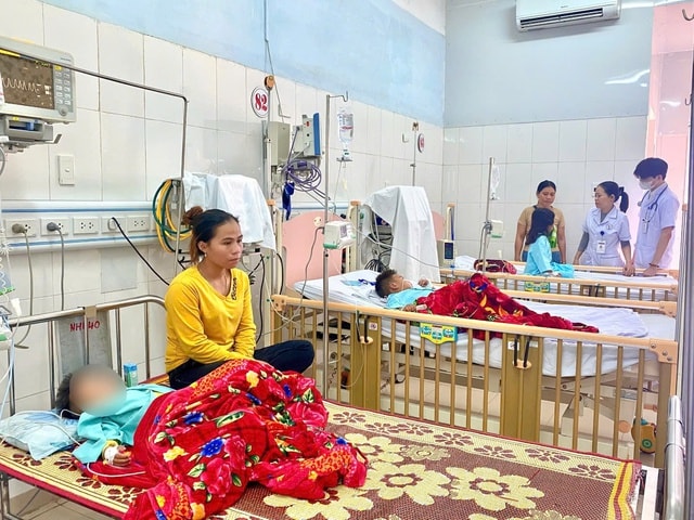 Tự lấy thuốc của người lớn uống “cho hết đau đầu”, 3 cháu bé co giật khiến cả nhà tá hỏa - Ảnh 1.