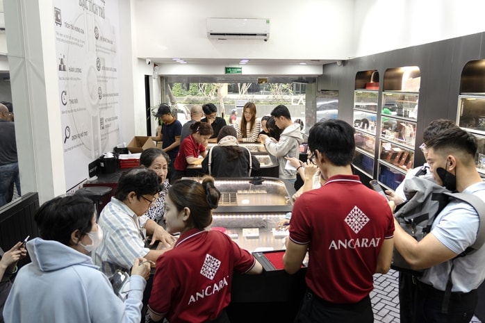 Bạc lập đỉnh mới, người dân rút tiết kiệm, xếp hàng đến 9 giờ tối chờ mua - Ảnh 3.