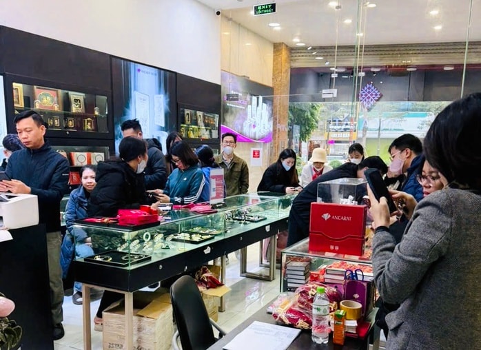 Bạc lập đỉnh mới, người dân rút tiết kiệm, xếp hàng đến 9 giờ tối chờ mua - Ảnh 1.