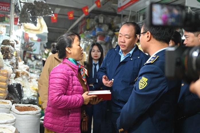 Cục trưởng kiểm tra hàng Tết tại Chợ Hà Đông: Đảm bảo nguồn cung và giá cả ổn định - Ảnh 1.