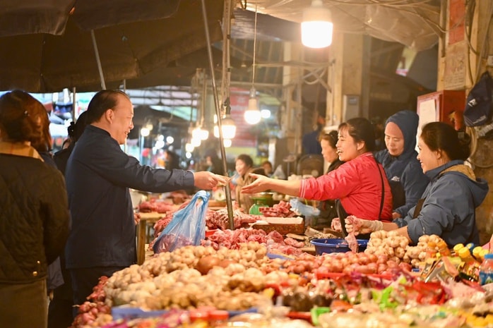 Cục trưởng kiểm tra hàng Tết tại Chợ Hà Đông: Đảm bảo nguồn cung và giá cả ổn định - Ảnh 3.