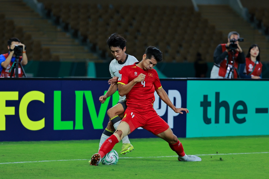 Tình huống Hiểu Minh va chạm với cầu thủ U23 Trung Quốc trong trận bán kết U23 châu Á 2026 (Báo Dân trí)