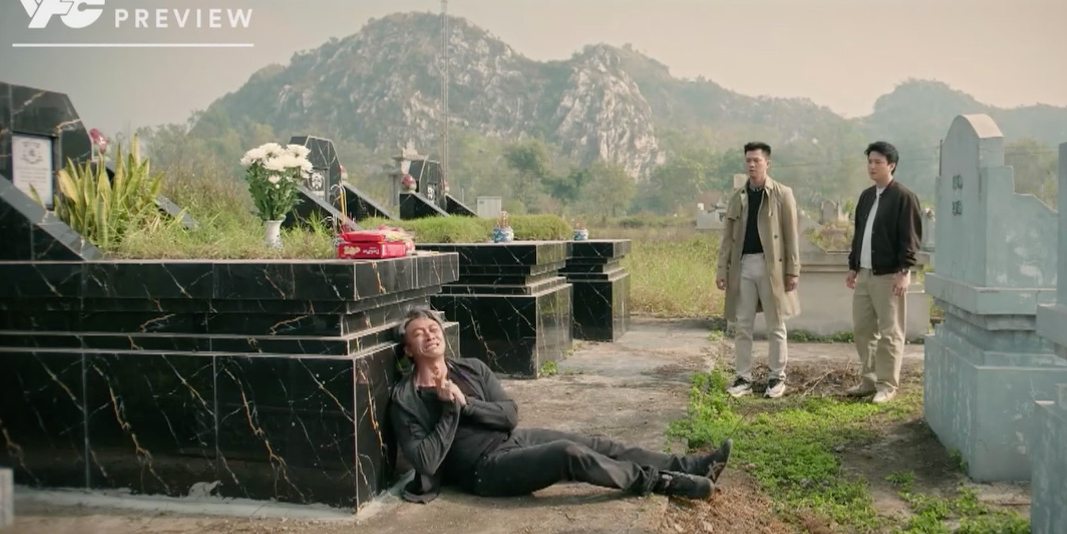 Hoàng bị phát hiện chuyện gây ra cái chết cho Quyên lúc nhỏ.