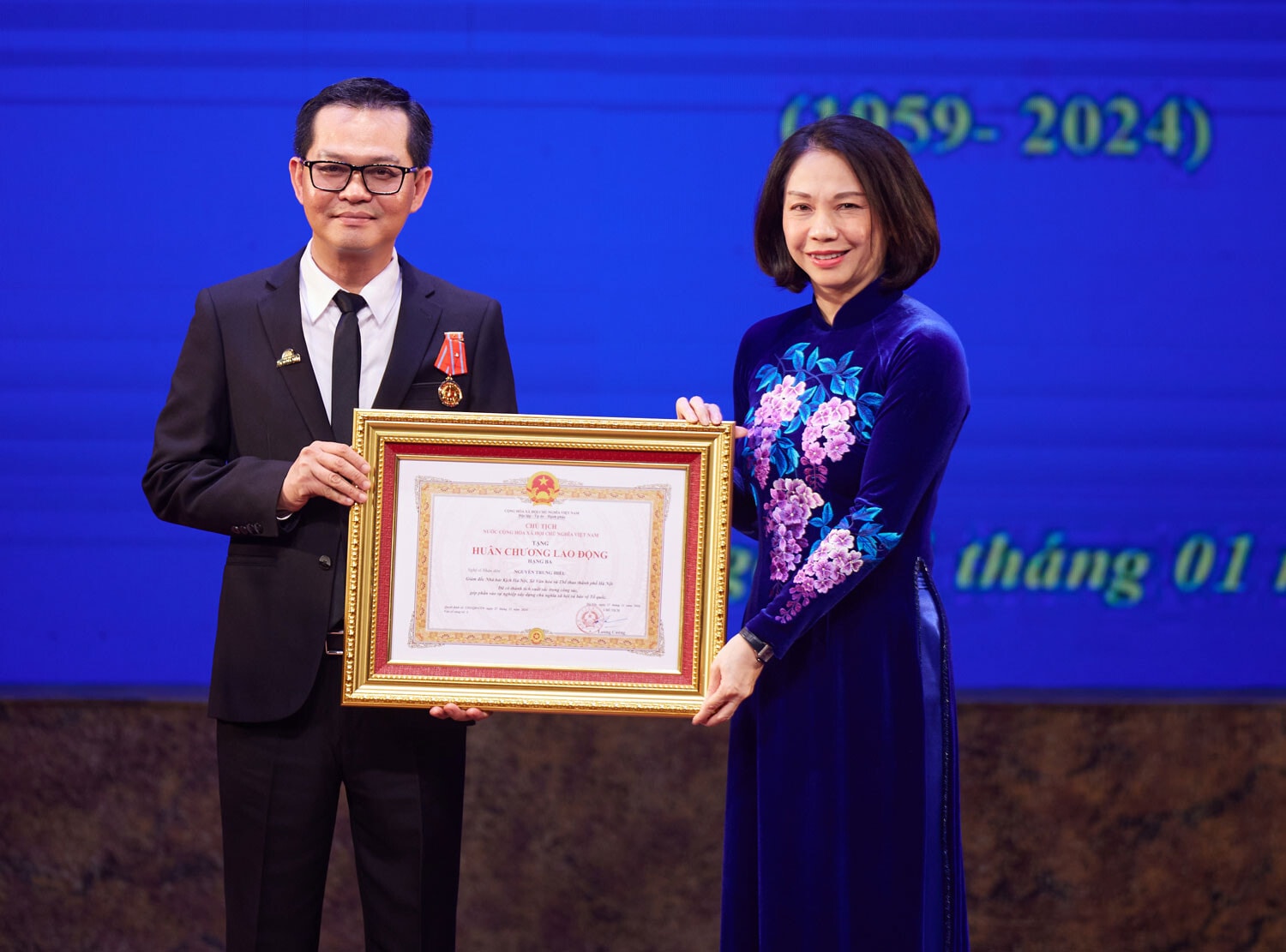 NSND Trung Hiếu được trao tặng Huân chương Lao động hạng Ba.