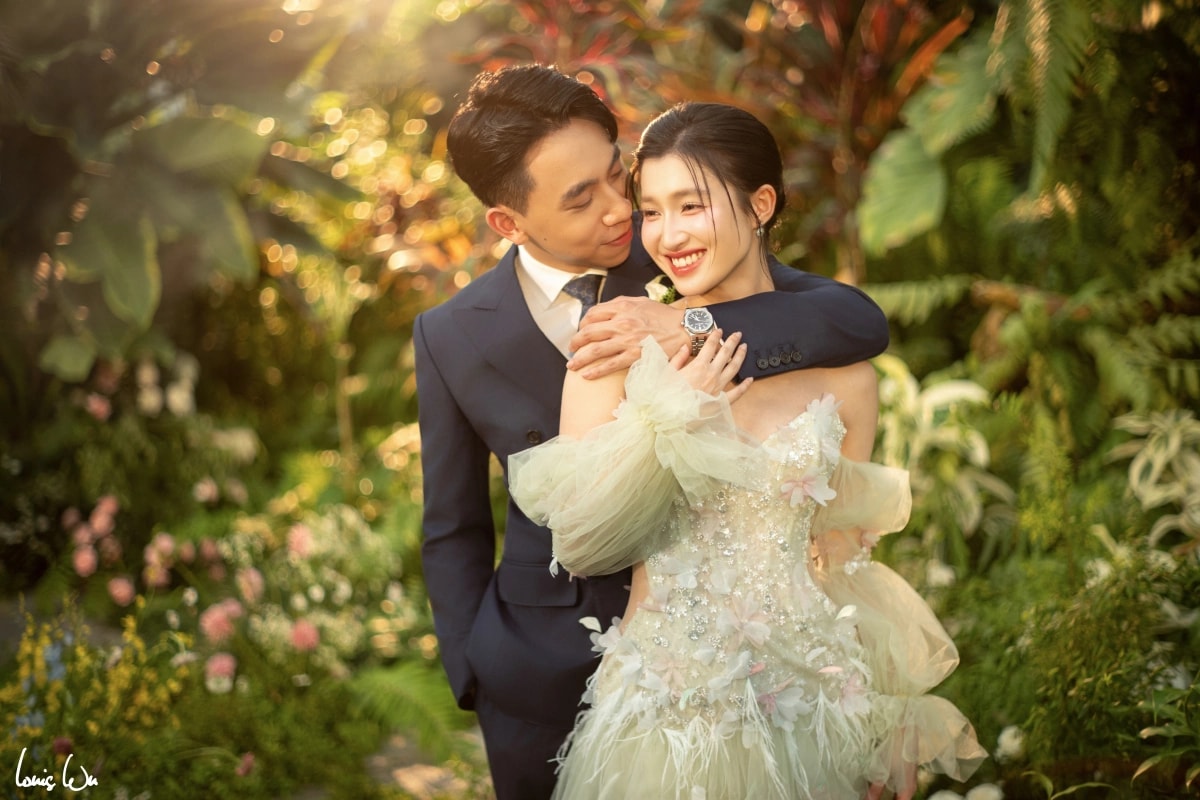 Trước thềm lễ cưới diễn ra hôm nay (22/1) tại Khánh Hòa, bộ ảnh cưới của Á hậu Phương Nhi cùng chồng doanh nhân Phạm Nhật Minh Hoàng được hé lộ. Loạt ảnh được thực hiện từ nhiều tuần trước, theo tinh thần nhẹ nhàng, kín đáo nhưng giàu cảm xúc.