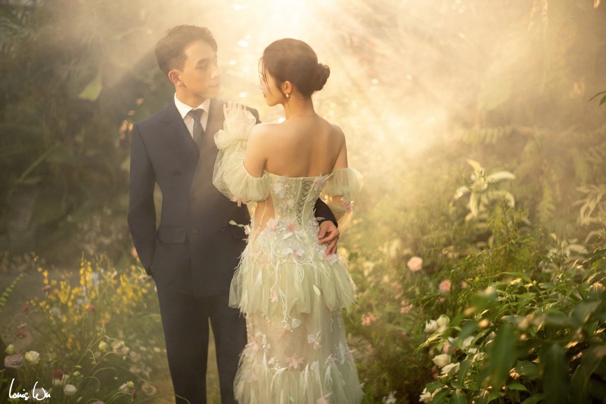 Bộ ảnh còn có những khoảnh khắc lãng mạn giữa khu vườn xuân, nơi cô dâu chú rể lưu giữ nét hạnh phúc giản dị trước ngày trọng đại.