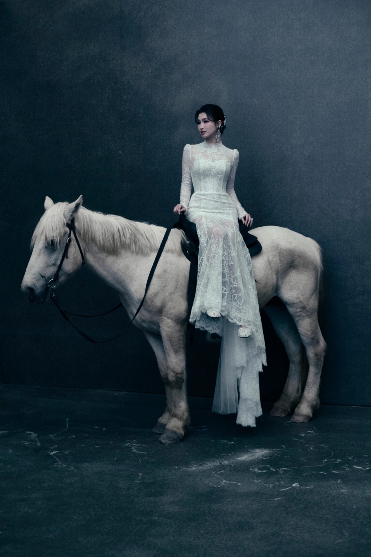 Đáng chú ý, loạt ảnh đầu tiên được hé lộ còn có sự xuất hiện của linh vật năm Bính Ngọ. Phương Nhi diện váy ren xuyên thấu, tạo dáng trên lưng ngựa, trong khi chú rể lựa chọn trang phục đồng điệu, mang đến tổng thể hài hòa, tinh tế.