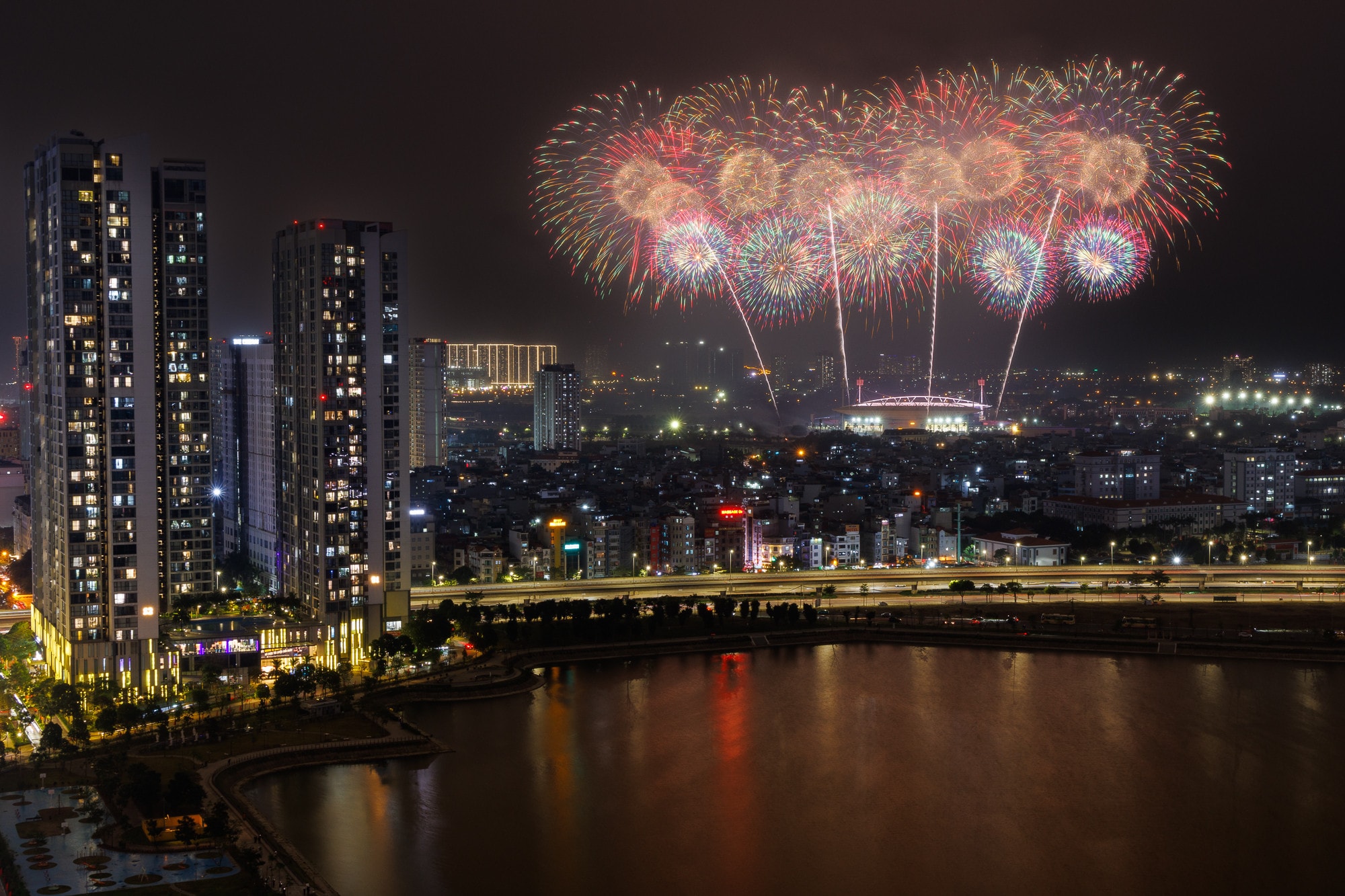 Khoảnh khắc pháo hoa bùng nổ rực rỡ trên bầu trời thủ đô trong tối tổng duyệt 21/1. (Ảnh: Sun Group)