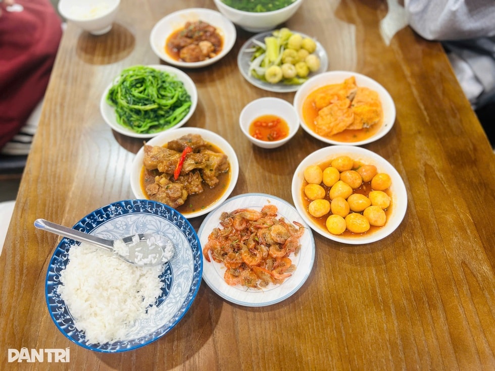 Cơm bình dân 100.000 đồng ở Hà Nội: Thịt, cá hàng tuyển, mặt bằng đắt đỏ? - 5