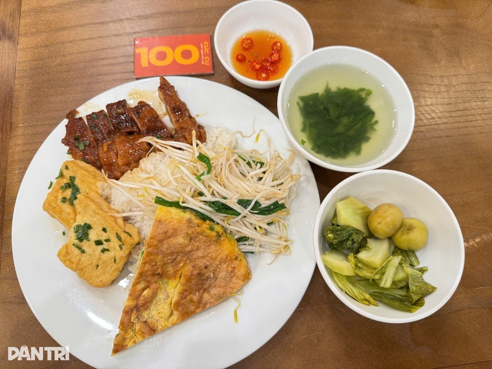 Cơm bình dân 100.000 đồng ở Hà Nội: Thịt, cá hàng tuyển, mặt bằng đắt đỏ? - 1