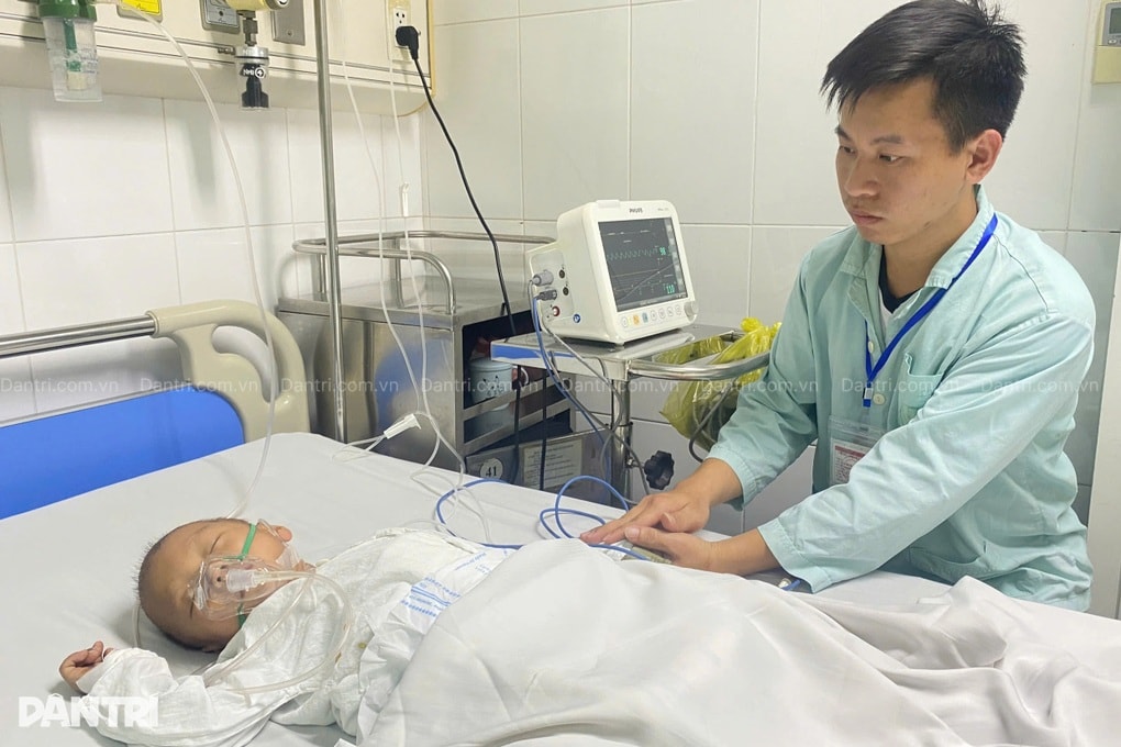 Ánh mắt khát sống của bé trai 4 tuổi mắc u phúc mạc ác tính - 3