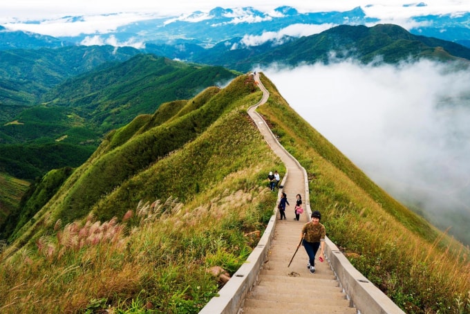 Trekking cột mốc 1305 ở Bình Liêu. Ảnh: Hùng Trương