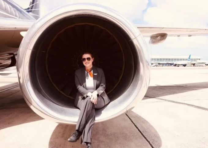 Kelley chụp ảnh bên chiếc máy bay cô thường làm việc. Ảnh: BI