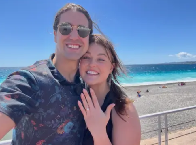 Kelley khoe nhẫn đính hôn cùng bạn trai (giờ là chồng) tại đảo Riviera thuộc Pháp. Ảnh: BI