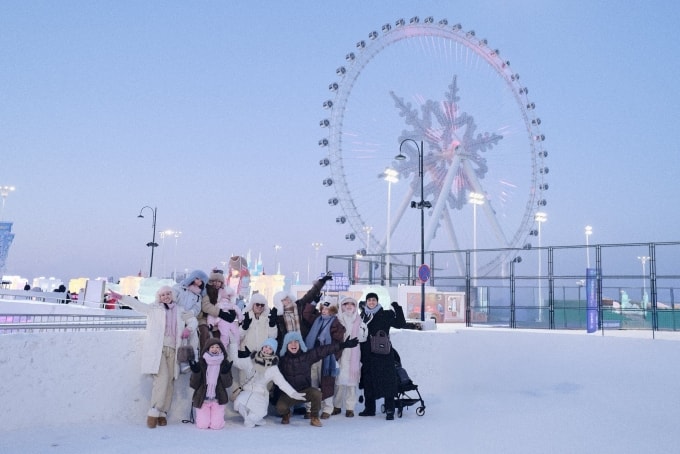 Chị Trang và nhóm bạn ở công viên băng đăng Cáp Nhĩ Tân, giữa tháng 1. Ảnh: NVCC