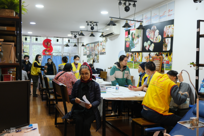 Không gian quán cà phê trên phố Yên Lãng, phường Đống Đa thành phòng khám miễn phí cho người có nhu cầu vào mỗi sáng thứ Bảy hàng tuần. Ảnh: Quỳnh Nguyễn