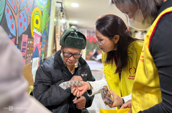 Ông Phạm Tuấn Bích, 90 tuổi ở phố Yên Lãng, phường Đống Đa được bác sĩ hướng dẫn cách sử dụng thuốc, sáng 10/1. Ảnh: Quỳnh Nguyễn