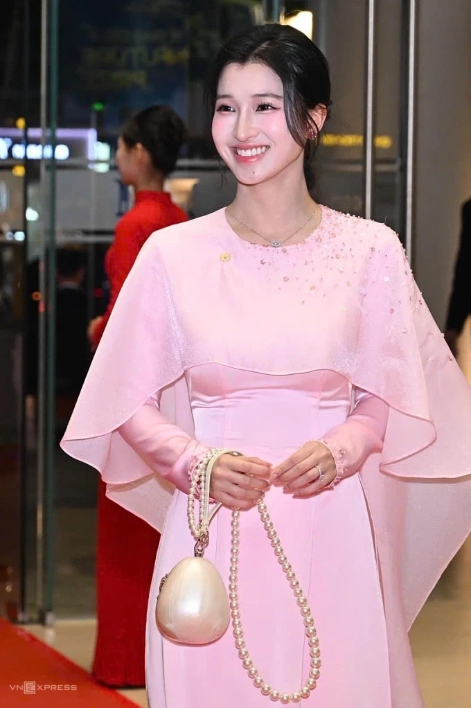 Á hậu Phương Nhi gây chú ý khi xuất hiện trong sự kiện VinFuture với chiếc túi hình quả trứng. Ảnh: Giang Huy