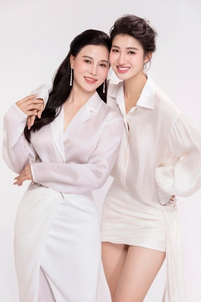 Phương Nhi và mẹ trong bộ ảnh kỷ niệm.