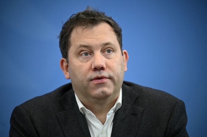 Bộ trưởng Tài chính Đức Lars Klingbeil trong cuộc họp báo tháng 12/2025 ở Berlin. Ảnh: Reuters