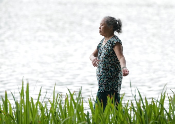 Chỉ cần 20-30 phút đi bộ nhanh cũng giúp cải thiện lưu thông máu và hạ huyết áp. Ảnh: Ngọc Thành