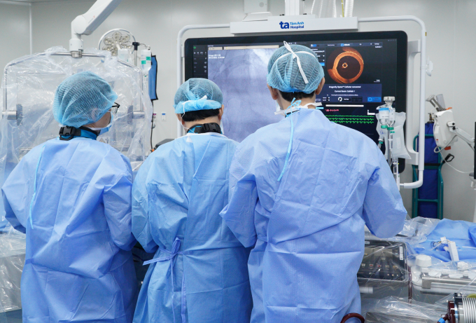Bác sĩ đặt stent cho bệnh nhân dưới sự hỗ trợ của kỹ thuật OCT. Ảnh: Ngọc Hà