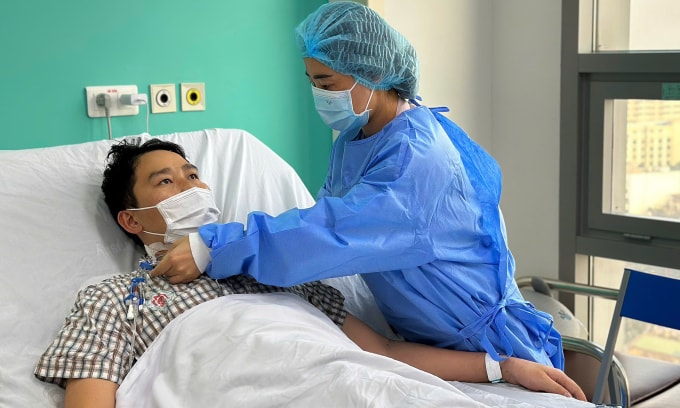 Hai vợ chồng chăm sóc nhau sau ca ghép gan. Ảnh: Bệnh viện cung cấp