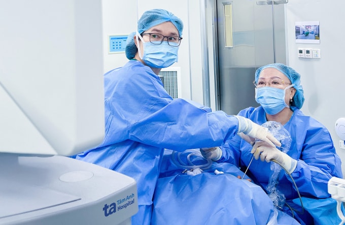 GS Chung Thủy (phải) đang phẫu thuật cho Nam. Ảnh: Bệnh viện Đa khoa Tâm Anh