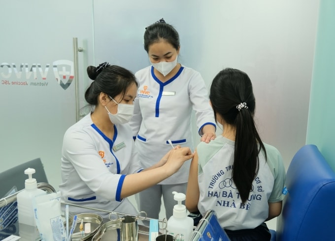 Chị Tiên cho con gái nghỉ học để tiêm vaccine HPV khi sắp tròn 15 tuổi tại VNVC. Ảnh: Khánh Hòa