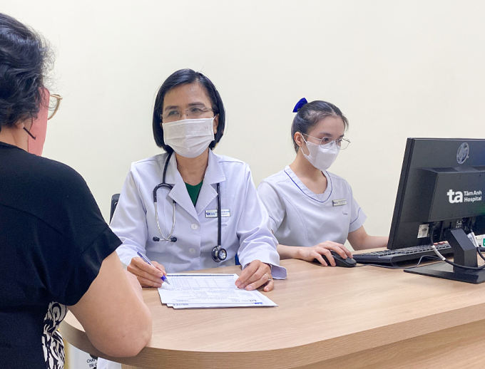Bác sĩ Hương khám cho bà Hồng. Ảnh: Bệnh viện Đa khoa Tâm Anh