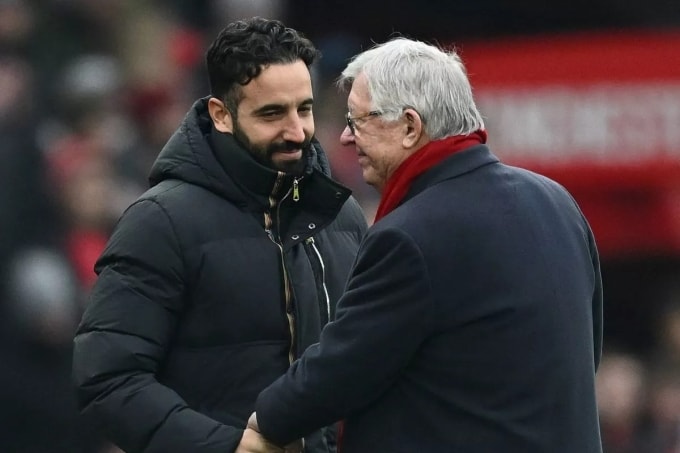 Sir Alex Ferguson (phải) bắt tay HLV Ruben Amorim sau trận Man Utd gặp Brighton tại sân Old Trafford hồi tháng 1/2025. Ảnh: Reuters