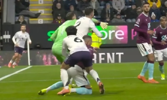 Tình huống Lisandro Martinez (số 6) bị cho là phạm lỗi với Kyle Walker, trong trận Man Utd hòa Burnley ở Ngoại hạng Anh tối 7/1/2026, trên sân Turf Moor, thành phố Burnley, Vương quốc Anh. Ảnh: chụp màn hình